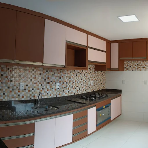 Painel de TV com nichos e iluminação
