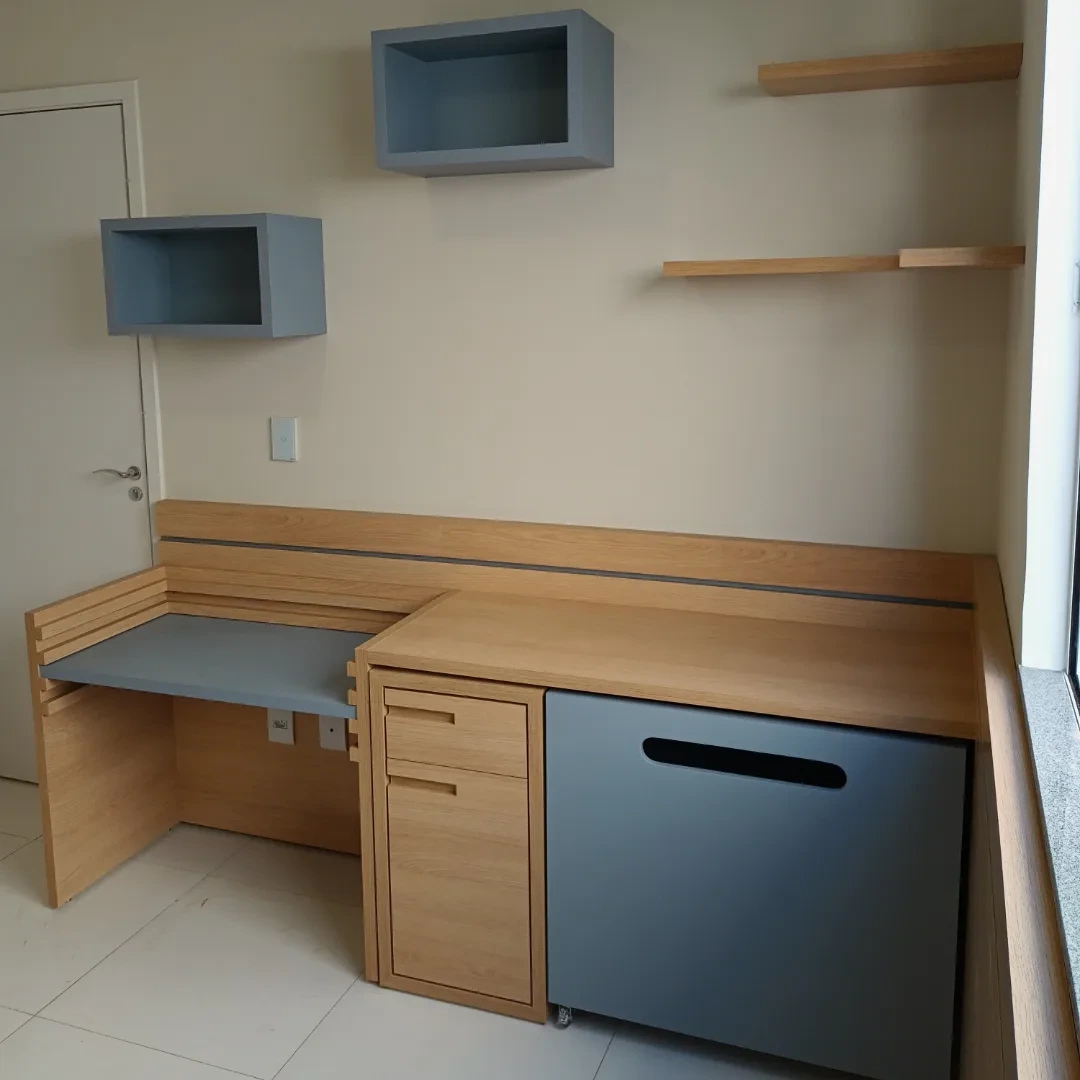 Dormitório planejado com guarda-roupa de portas de correr e cabeceira sob medida