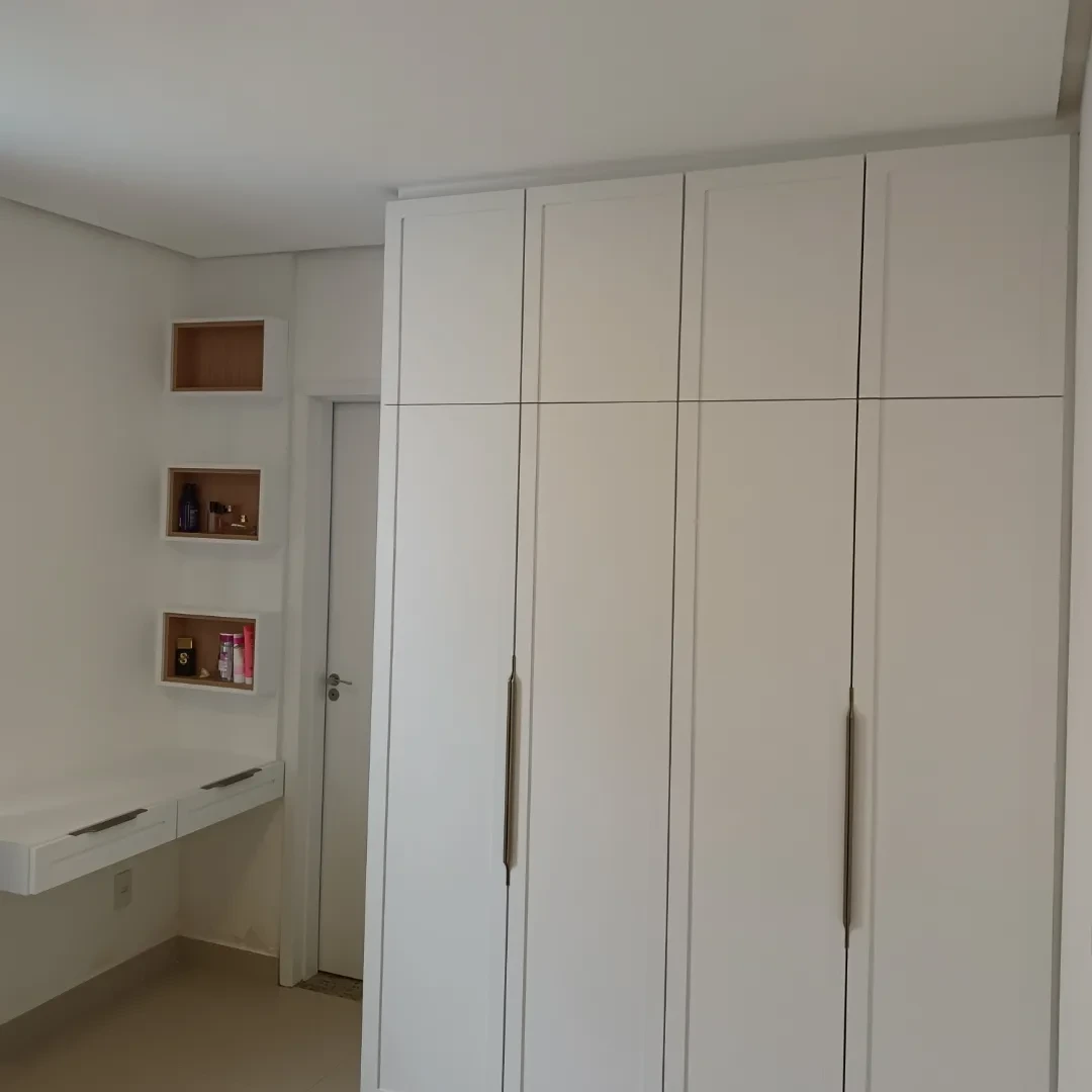 Guarda-roupa planejado com portas de correr e prateleiras internas