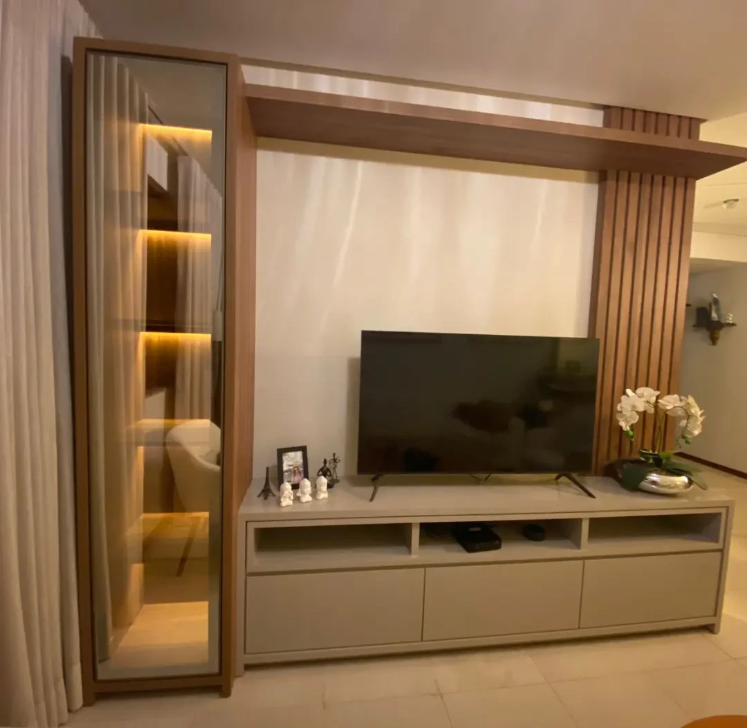 Painel de TV planejado com nichos e rack suspenso na sala
